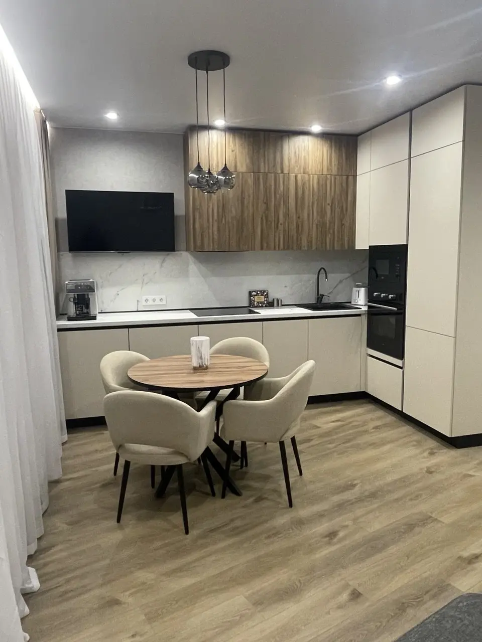 Кухня в лаконичной современной квартире